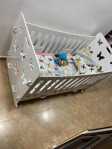 lit bébé en bois blanc à roulettes - 2