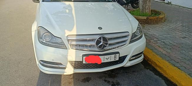 voiture très bon modèle 2012 déouane 2014