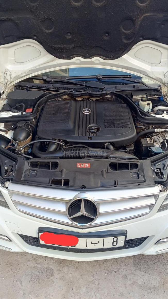 voiture très bon modèle 2012 déouane 2014