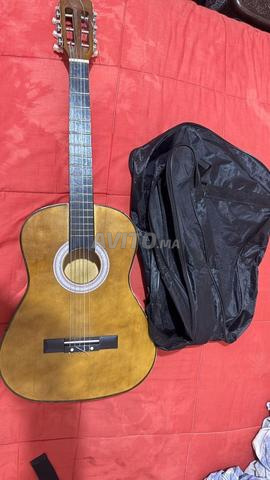 Guitare classique de taille moyenne avec son étui
