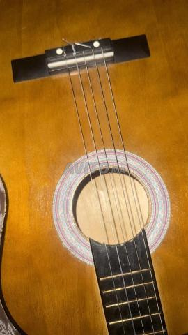 Guitare classique de taille moyenne avec son étui - 2
