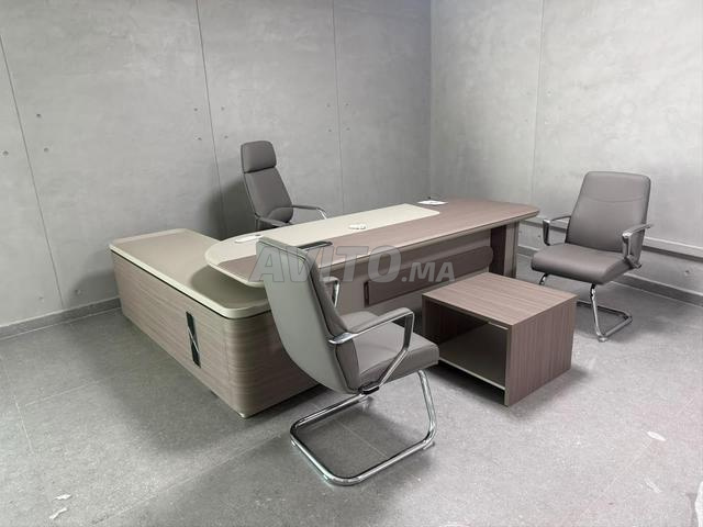Bureau pratique au design élégant et moderne - 2