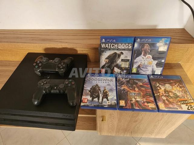 PS4 Pro 1 To, 2 manettes originales, 5 jeux War...) - 2