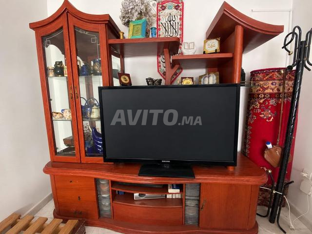 Meuble TV en bois avec vitrines et étagères - 2