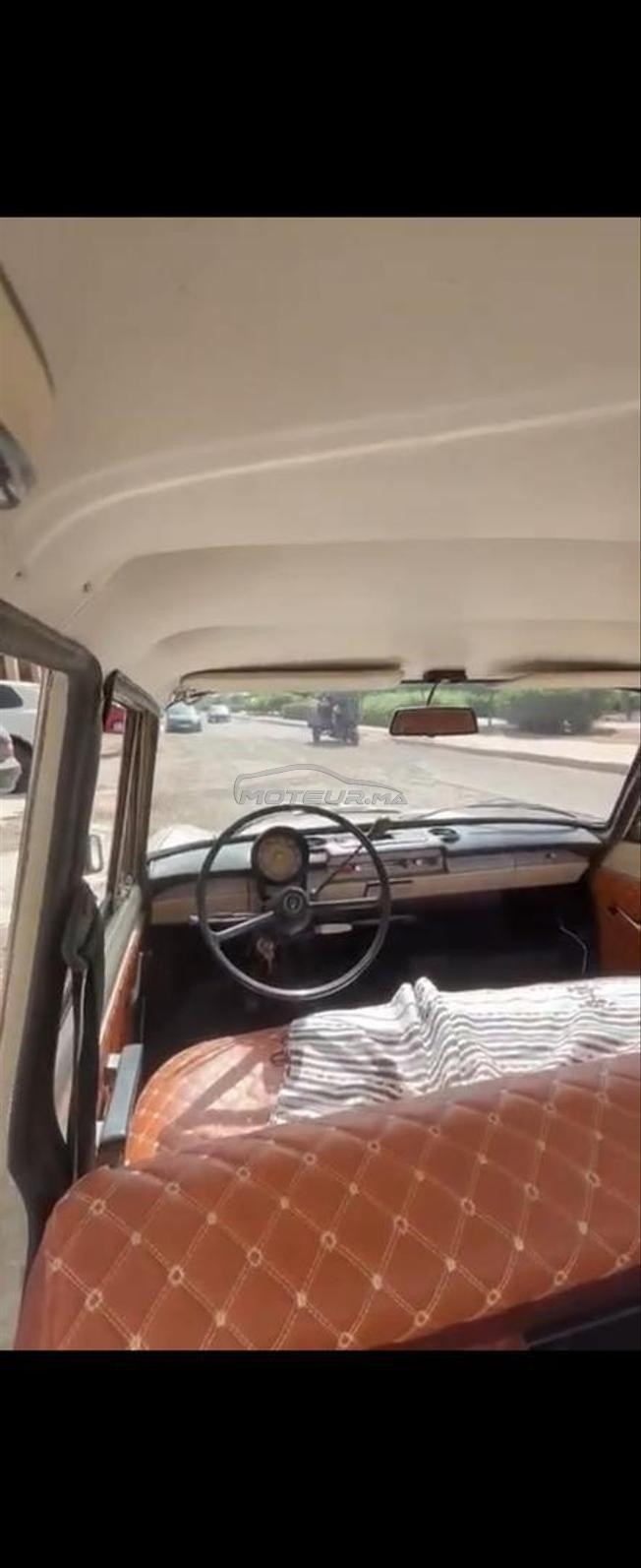Simca  سيارة من الطراز الكلاسيكي الانتيك