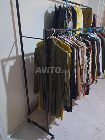 Un portant à vêtements en métal solide - 2