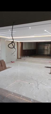 محل تجاري للبيع بمساحة 174 متر مربع - 2
