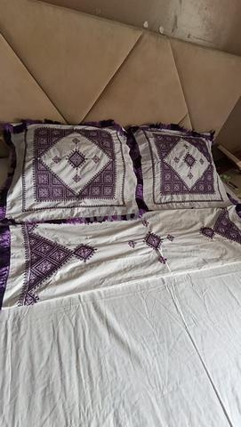 Drap brodé avec 2 coussins et un dossier - 2