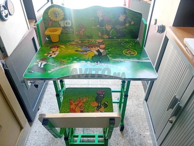 Bureau enfant pour chaise disponible