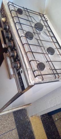 Cuisinier qui travaille bien, encore neuf, pour qui le veut - 2