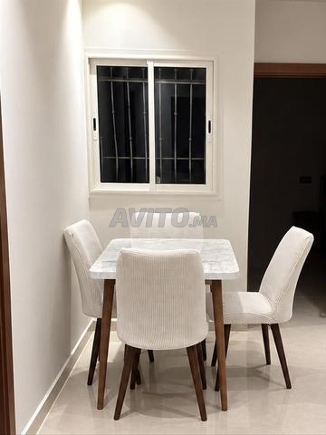 طاولة طعام 4 كراسي و 4 أغطية