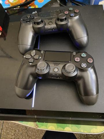 PS4 jamais ouvert. Prix ferme et non négociable. PS4 propre. - 2