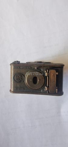 Presse-papiers anciens en métal en forme d'appareil photo vintage. - 2