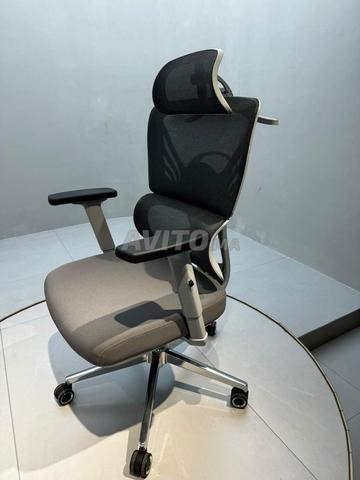 Chaise ergonomique grise et noire - 2