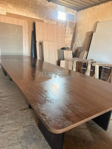 TABLE DE RÉUNION AVEC LES CHAISES SUR COMMANDE - 2