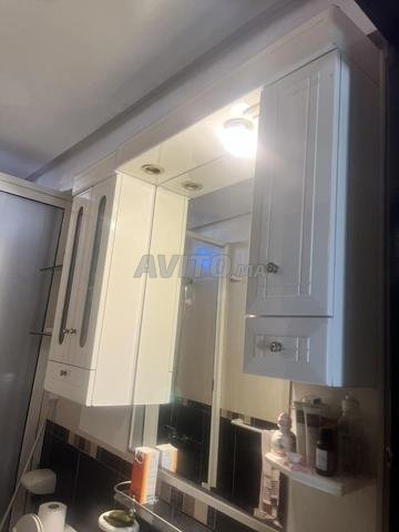 Chambre à coucher et meuble blanc salle de bain
