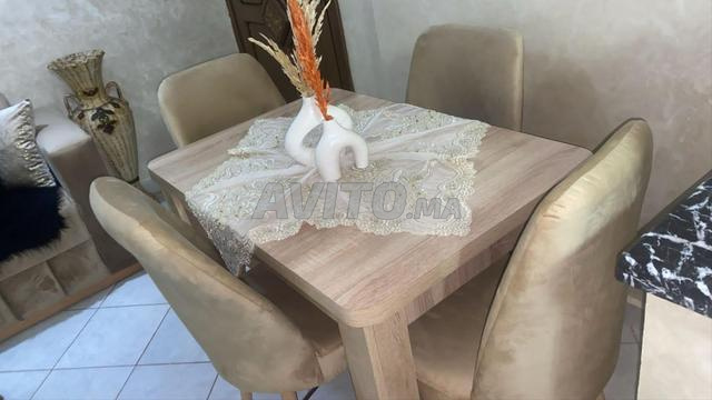 Je vends une magnifique table à manger avec 4 chaises. Livraison. - 2