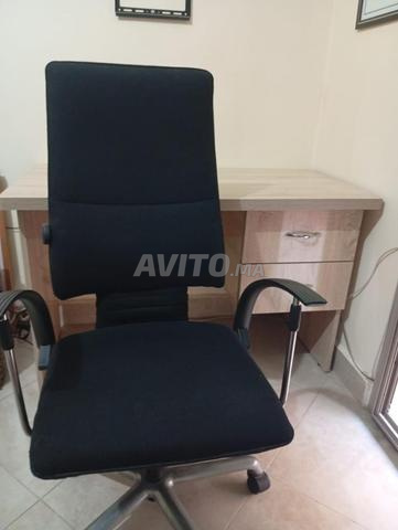 Bureau et chaise en très bon état à vendre. - 2