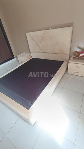 Lit capitonné. Matelas. 2 chevets - 2