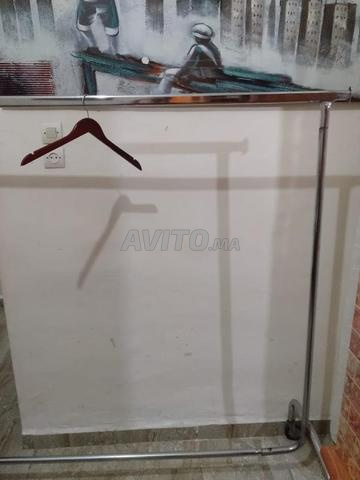 حامل ملابس معدني كروم على عجلات - 2