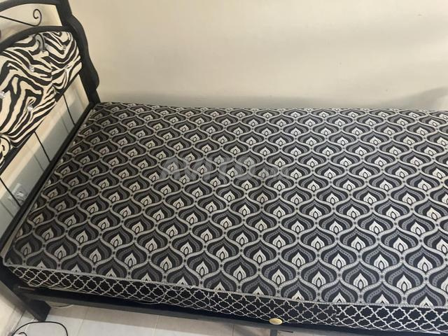 Lit et matelas une place déjà utilisé en vente - 2