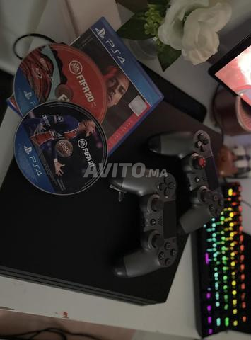 PS4 Pro pure, pleine de jeux avec 2 manettes, 2 CD, 1TB