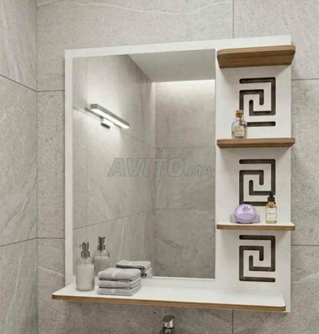 Miroir avec quatre étagères organisées