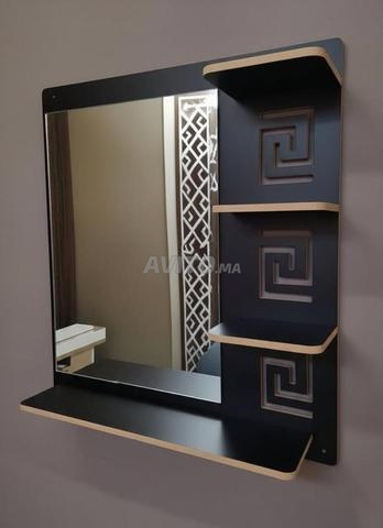 Miroir avec quatre étagères organisées - 2