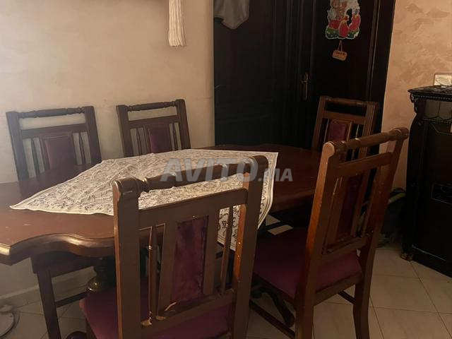 طاولة مع 6 كراسي للبيع - 2