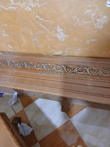 4 كراسي وطاولة كبيرة و3 طاولات صغيرة و2 أرائك - 2