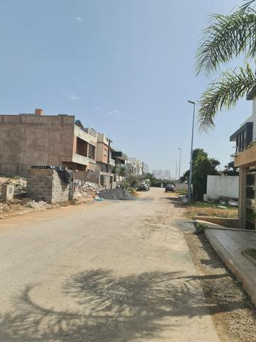 قطعة أرض لبناء فيلا بمساحة 227 متر مربع في موقع جيد