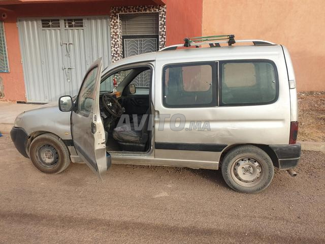Voiture à vendre en bon état, idéale pour le travail indépendant et le transport - 2