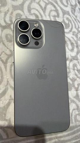 iPhone 15 Pro Max. - Il y a une petite rayure sur le cadre.