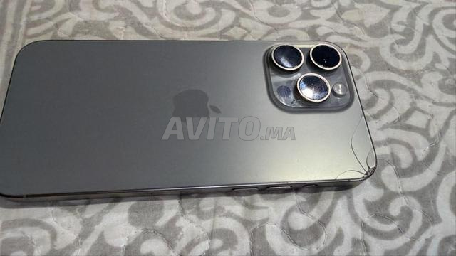 iPhone 15 Pro Max. - Il y a une petite rayure sur le cadre. - 2