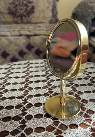مرآة مكياج ذهبية مع حامل الو - 2
