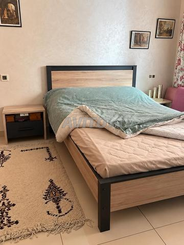 Lit, Matelas, 2 Tables de Chevet quasi neufs - 2
