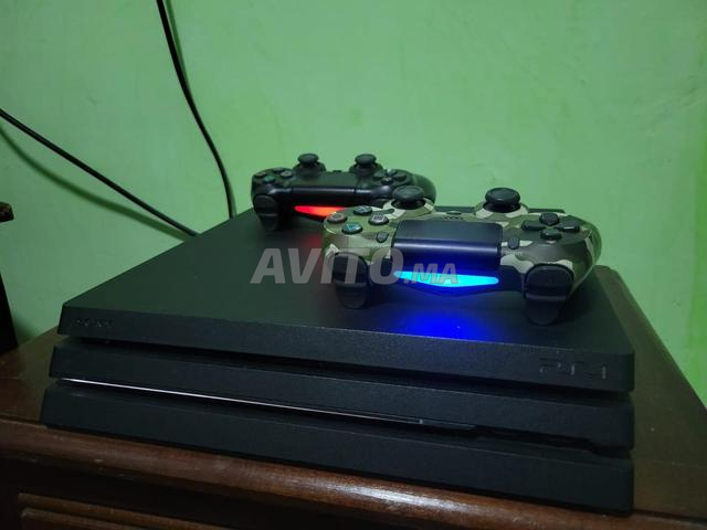 PS4 pro en ligne / 2 manettes originales - 2