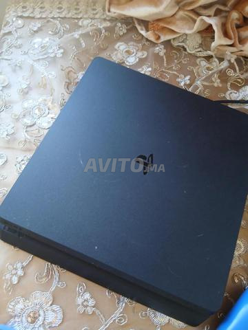 PlayStation 4 avec deux manettes à vendre - 2