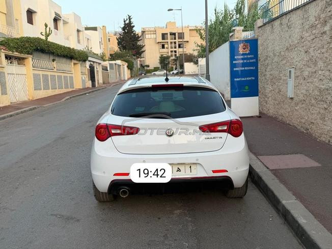 سيارة في حالة جيدة لي مهتم مرحبا