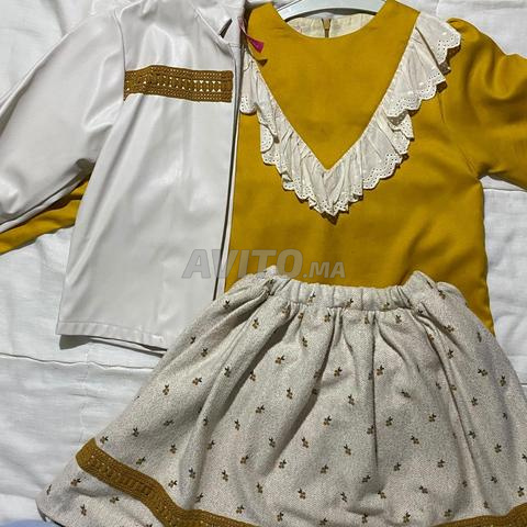 Ensemble fille élégant jaune et blanc avec broderie dorée