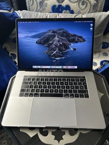 Macbook Pro i7 touch bar 16g 512 ssd 15 2 vga