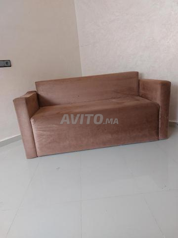 Canapé de taille moyenne, solide et confortable - 2