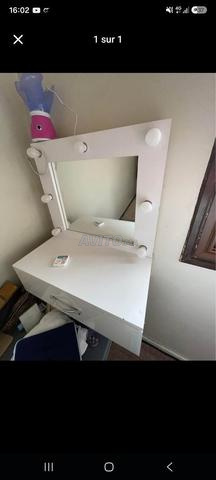 Table de maquillage élégante disponible à la vente. - Couleur blanche