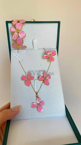 Ensemble pour femme avec design de roses colorées, bracelet, collier et boucles d'oreilles - 2