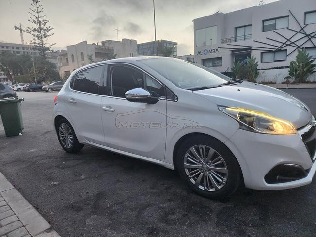 Peugeot 208 white édition 