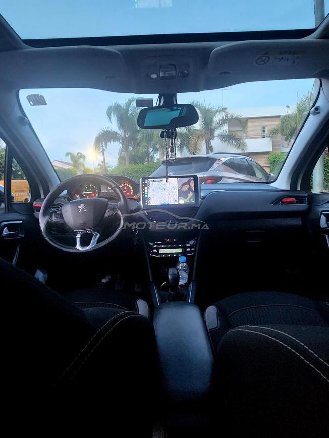 Peugeot 208 white édition 