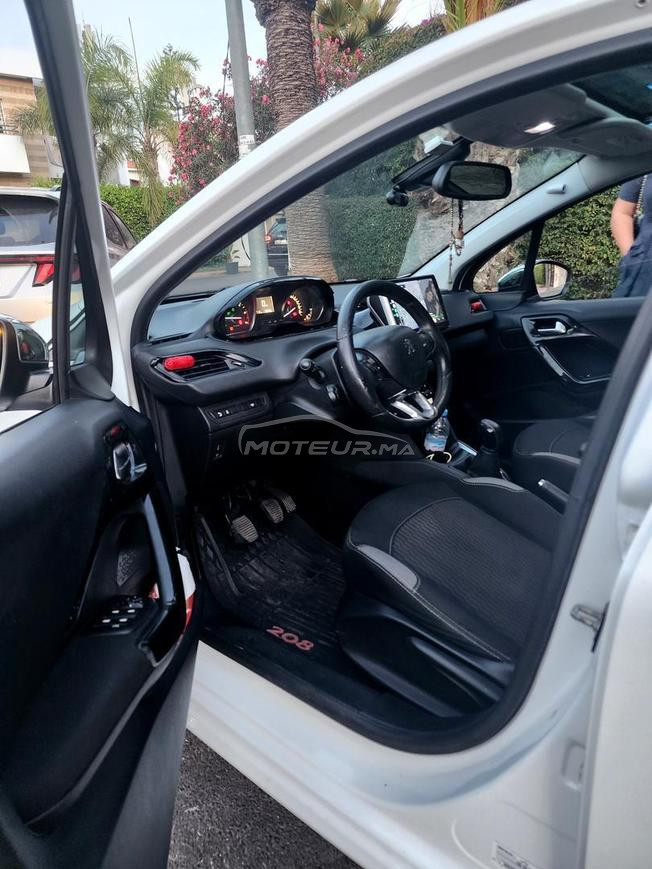 Peugeot 208 white édition 