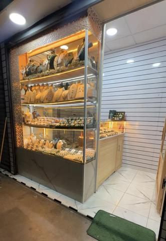 Vitrine en verre avec comptoir propre, éclairage LED
