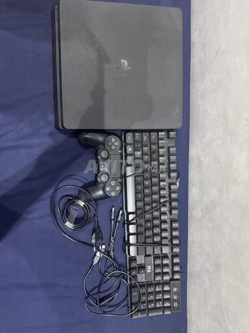 PS4 avec plein de jeux et clavier