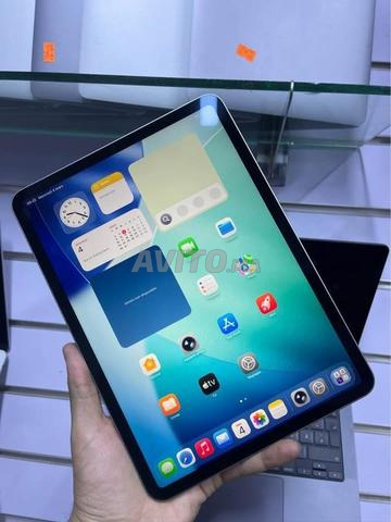 آيباد برو 11 بوصة الجيل الرابع بمعالج M2 سعة 256 جيجابايت